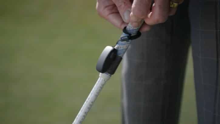 Le Golf Swing Sensor se fixe sur le club