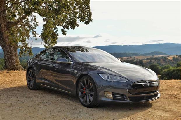 Afin de montrer les failles de sécurité de la Tesla Model S, deux chercheurs l'ont piraté