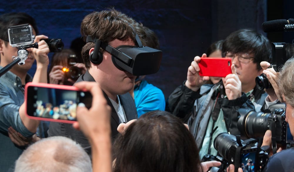 La longue attente autour de l'Oculus Rift a pris fin mercredi 6 janvier au CES 2016 de Las Vegas. Malheureusement, l'annonce du lancement des précommandes du casque de réalité virtuelle en a fait suffoquer plus d'un, à cause de son prix, plus de 700 euros en Europe.