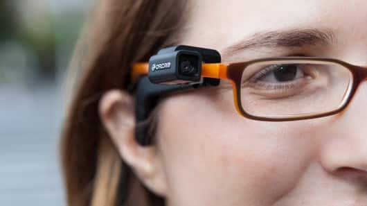 Le dispositif Orcam est équipé d'une petite caméra située sur la branche droite des lunettes 