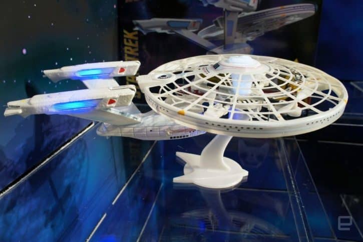 Le drone, réplique du célèbre USS Enterprise de Star Trek