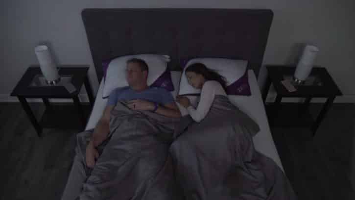 Un couple utilise l'oreiller Zeeq.
