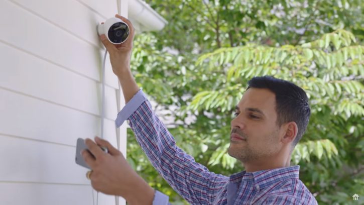 Nest Cam Outdoor est connectée à votre smartphone.