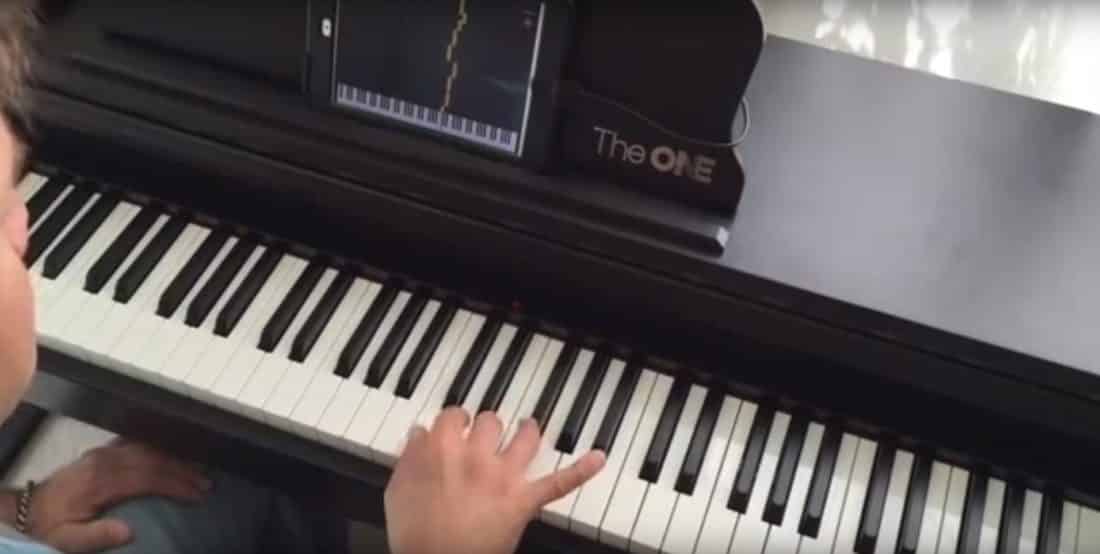 The One est un piano qui vous apprend à jouer.