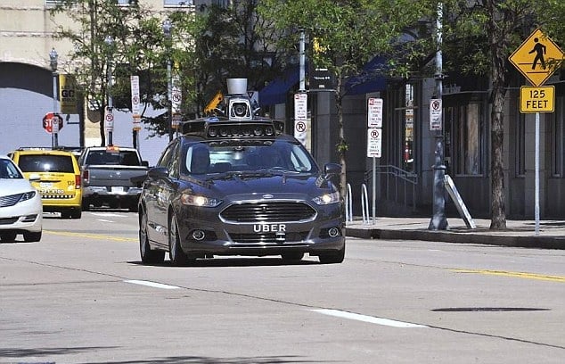 Vue avant voitures autonomes Uber