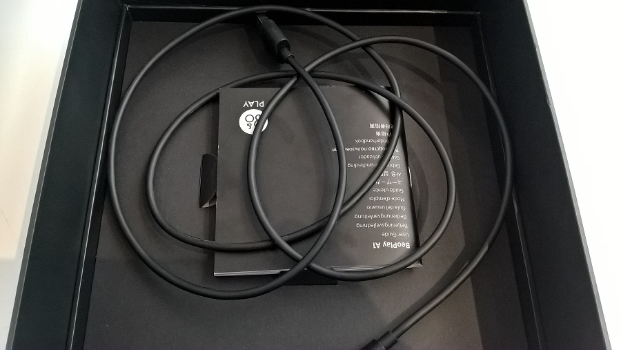 TEST Unboxing câble chargement notice sécurité utilisation périphérique Bang & Olufsen Enceinte Bluetooth Beoplay A1