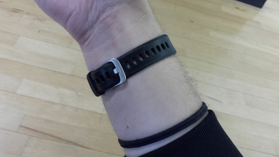 test garmin vivosmart 3 bracelet connecte design au poignet de dessous