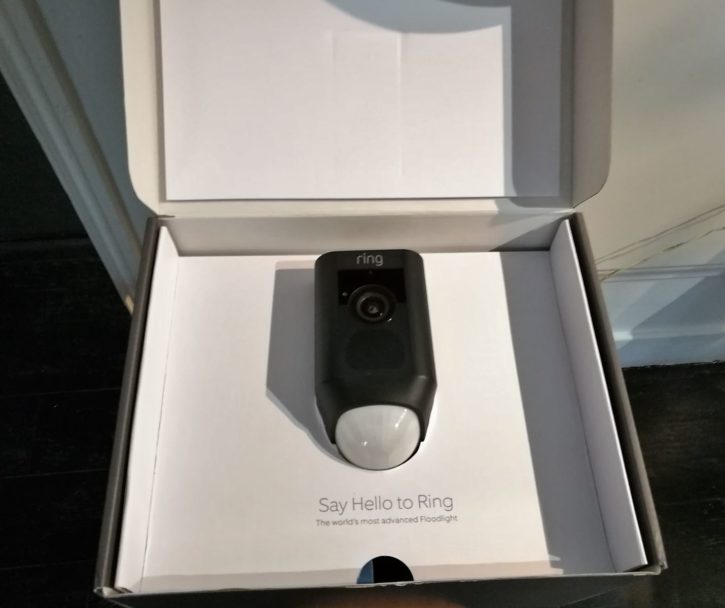 Unboxing de la caméra de sécurité connectée Ring Floodlight Cam