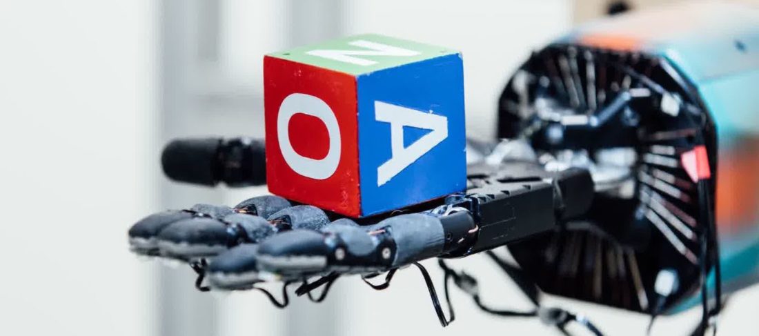 OpenAI main robotique couverture