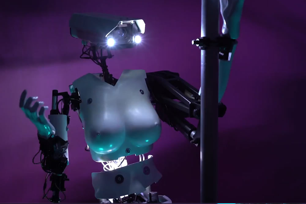 Cardi Bot robot sexuel
