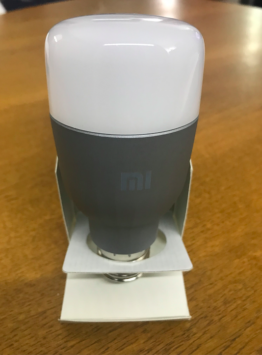design sobre de la Xiaomi Mi Led Smart Bulb qui rappelle celui de la Yeelight