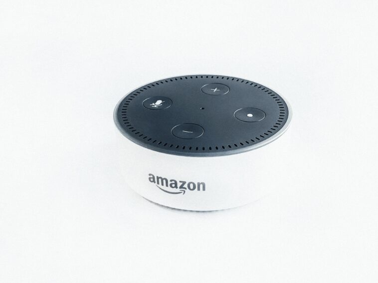 Enceinte Amazon Echo dotée de l'assistant vocal Alexa