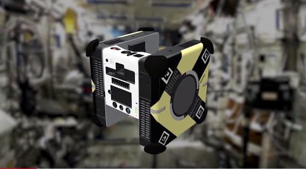 Un des robots Astrobees de la Nasa dans l'espace (visuel)
