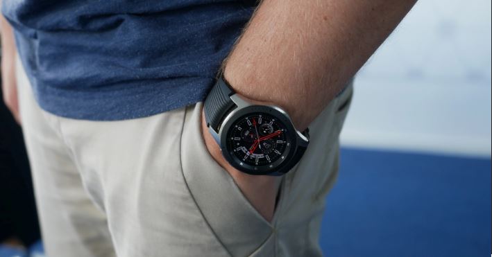 Samsung Galaxy Watch mise à jour sur un poignet