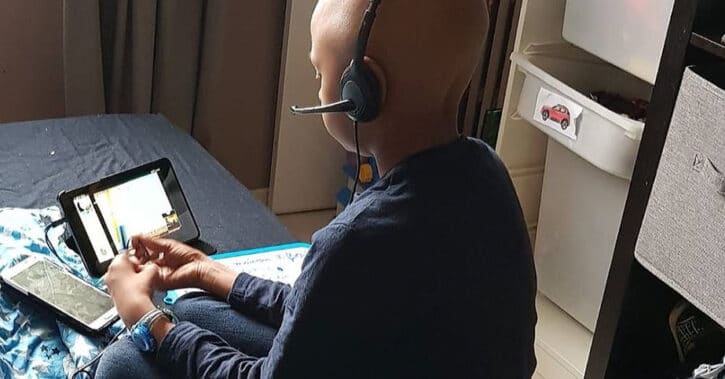 Un enfant utilise Mon cartable connecté