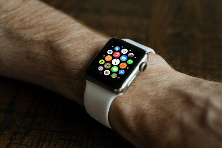Apple Watch au poignet d'un utilisateur