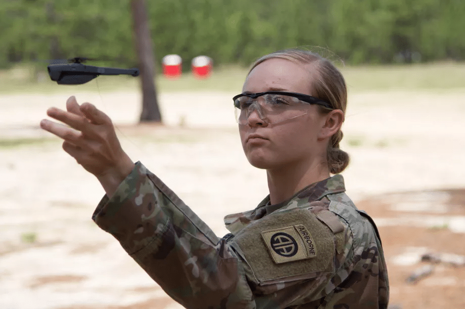 Mini-drone utilisé par un soldat américain lors d'une séance d'entrainement