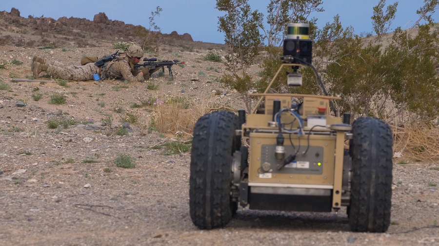 robot aide un soldat avec projet Squad X