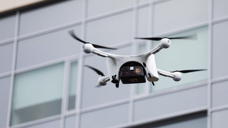 Un engin de UPS testant la livraison par drone