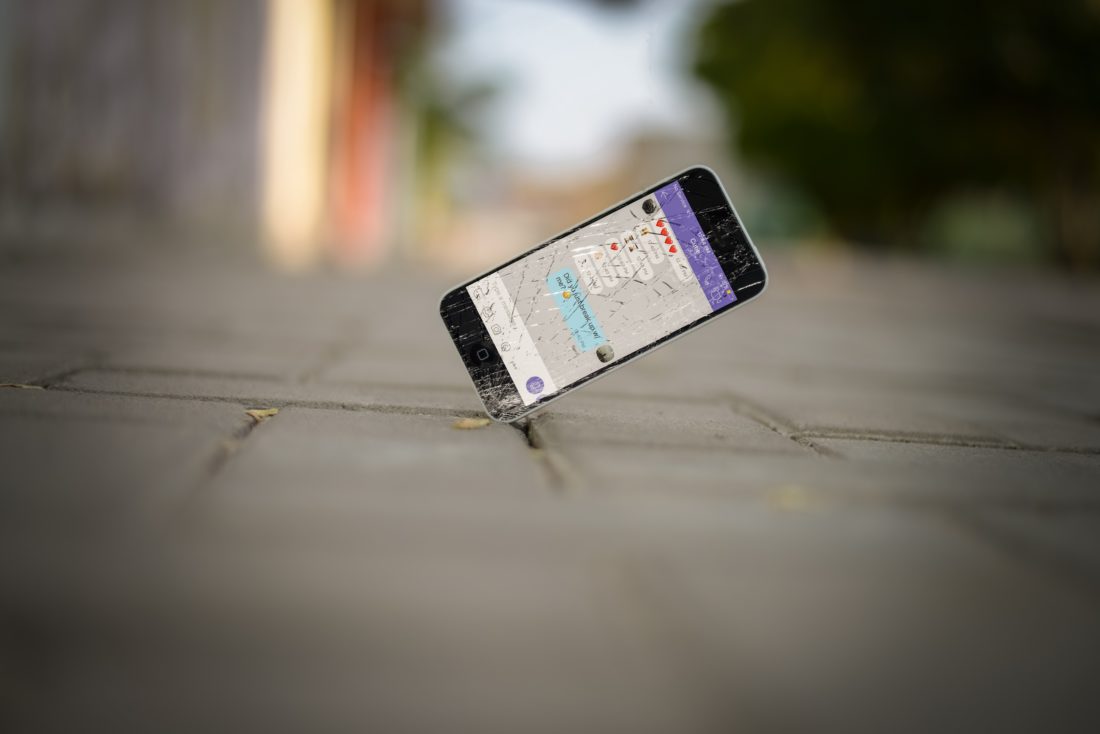 smartphone Apple iPhone avec écran brisé après une chute