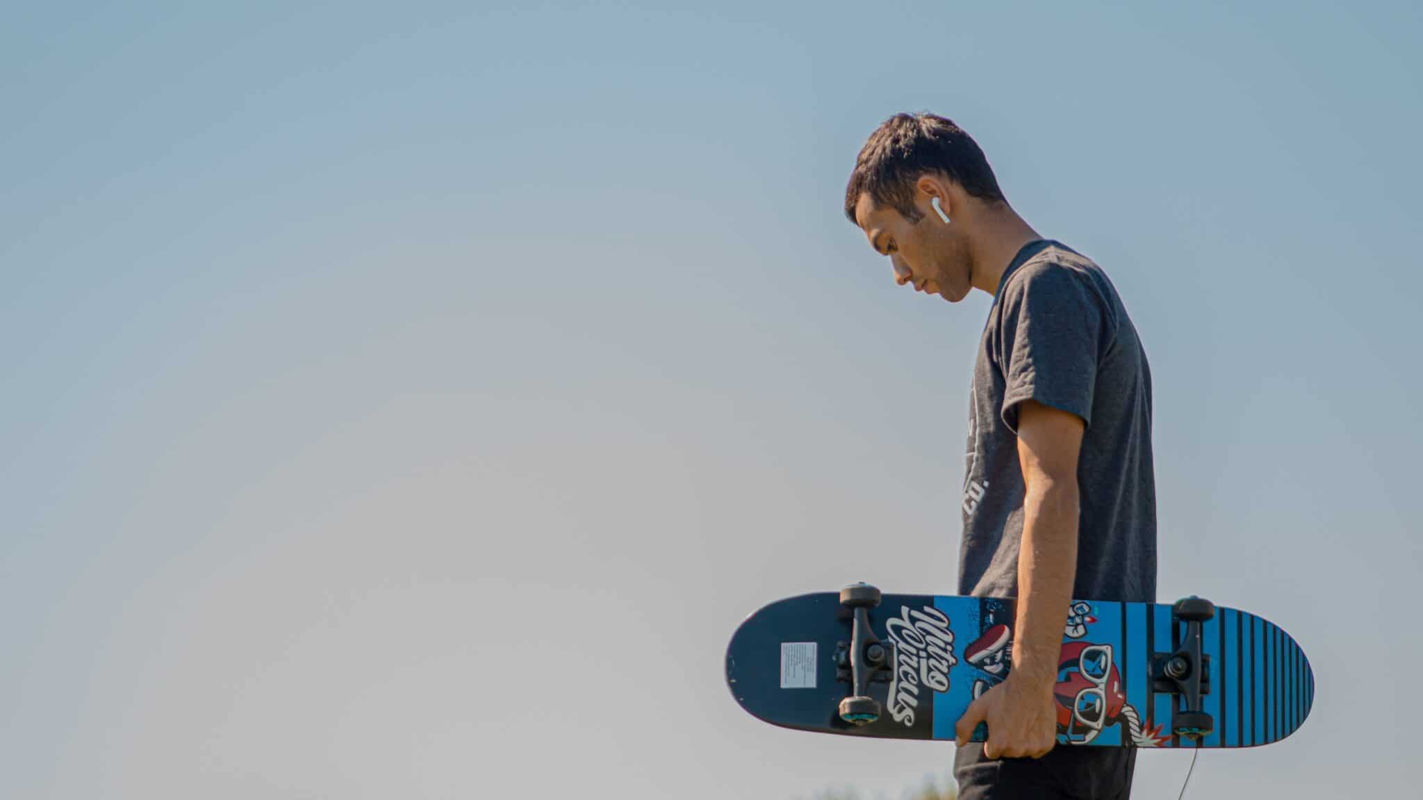skater avec airpods dans les oreilles