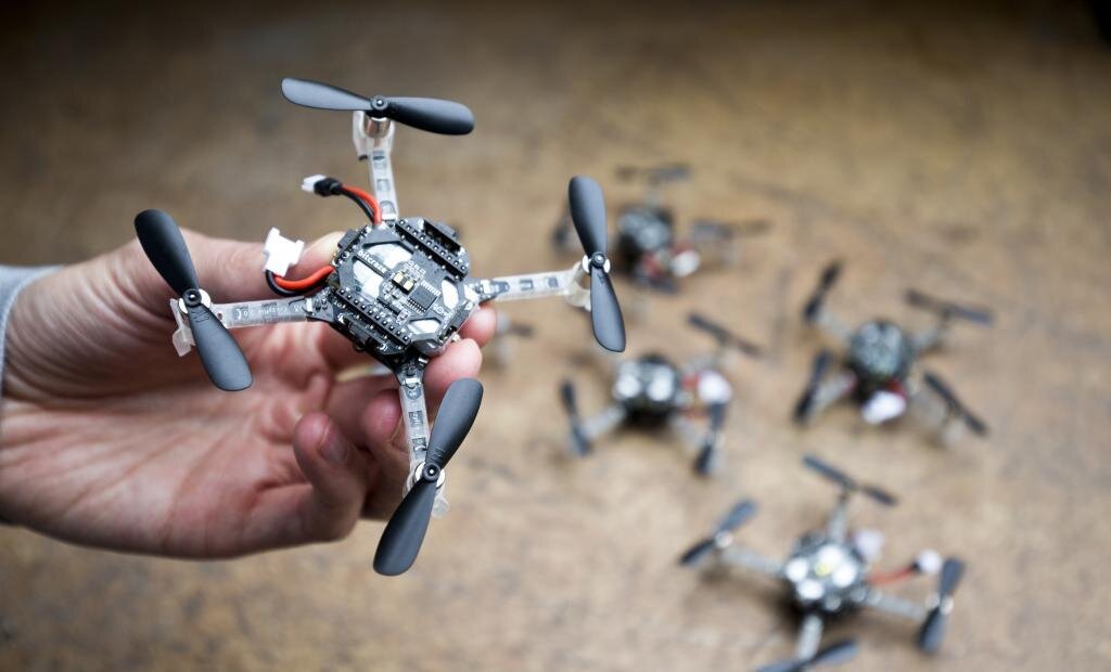 essaim de mini drones autonomes