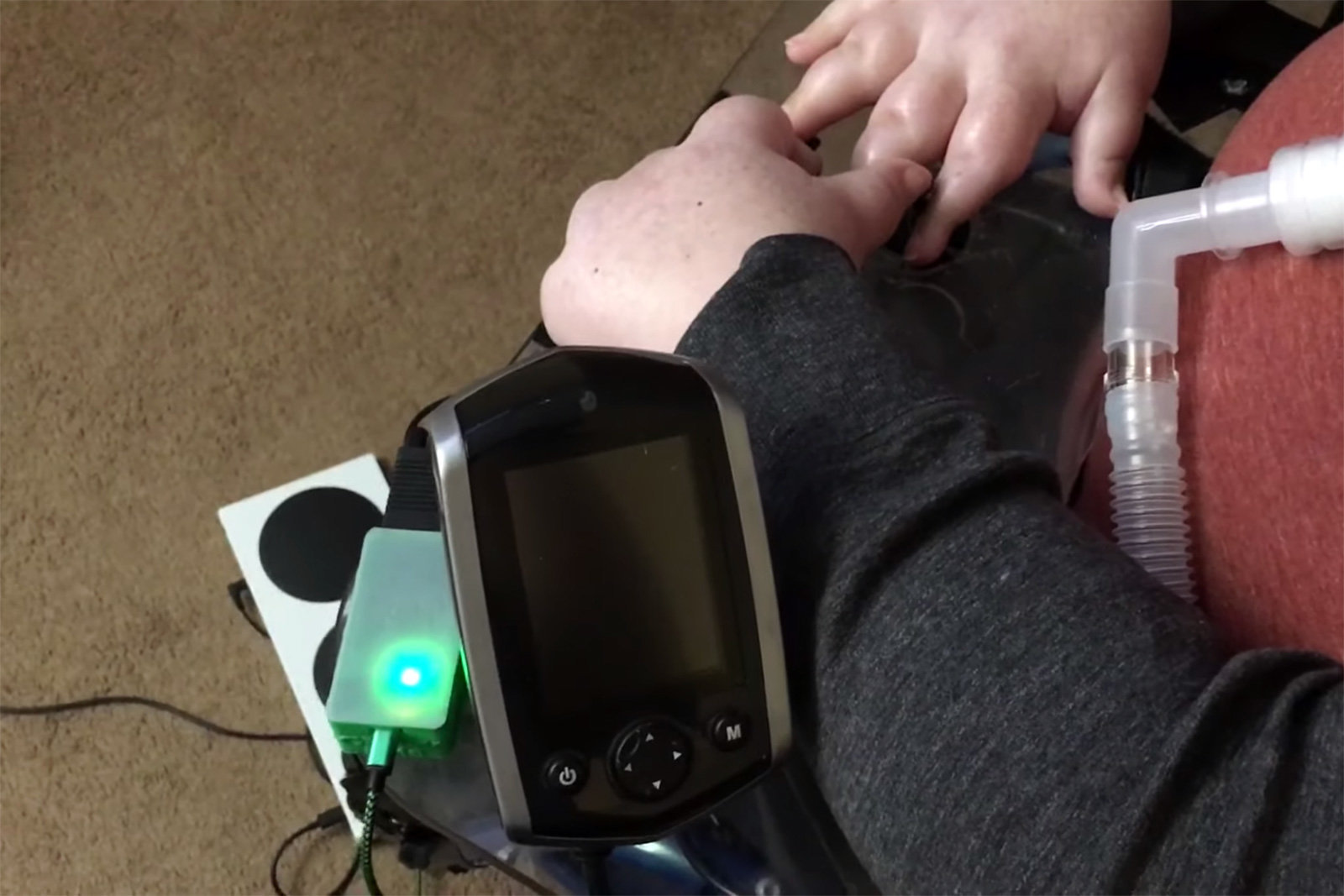dispositif Freedom Wings pour transformer un fauteuil roulant en une manette xbox
