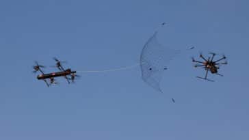 drones de fortem technologies et du Pentagone en train de balancer des filets sur un appareil ennemi