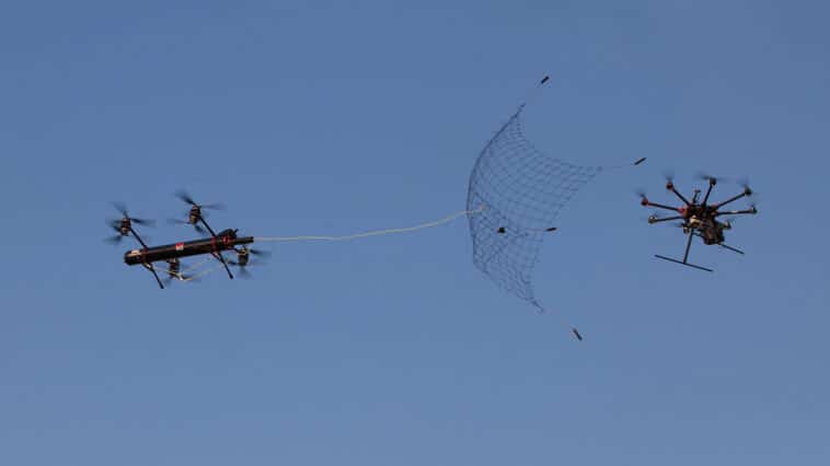 drones de fortem technologies et du Pentagone en train de balancer des filets sur un appareil ennemi