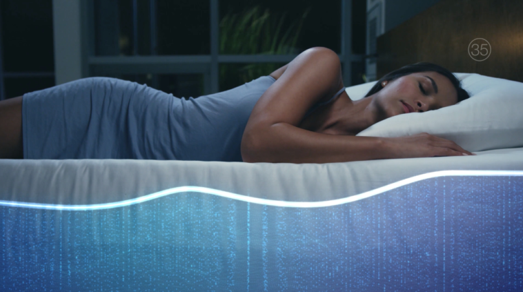 lit intelligent climate360 smart bed avec une femme