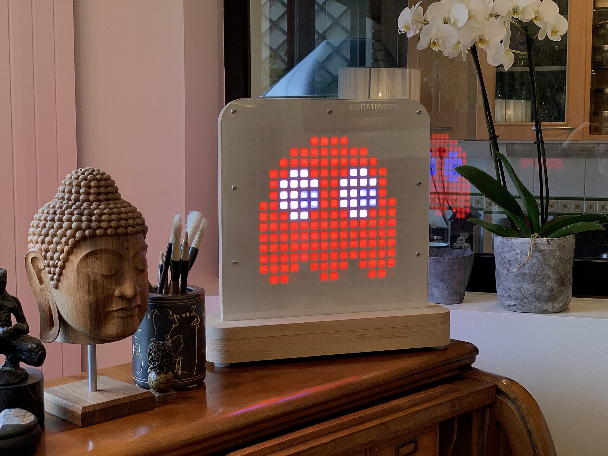 luminaire connecté posti light avec fantôme pac man affiché