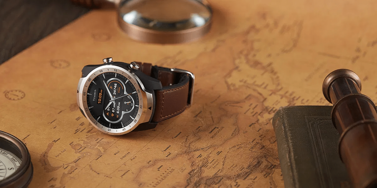 montre connectée mobvoi ticwatch pro 2020 sur une carte