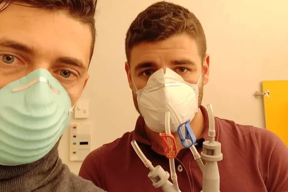 Cristian Fracassi et Alessandro Ramaioli, les deux volontaires ayant imprimé les valves en 3D pour sauver des madales du coronavirus dans un hôpital
