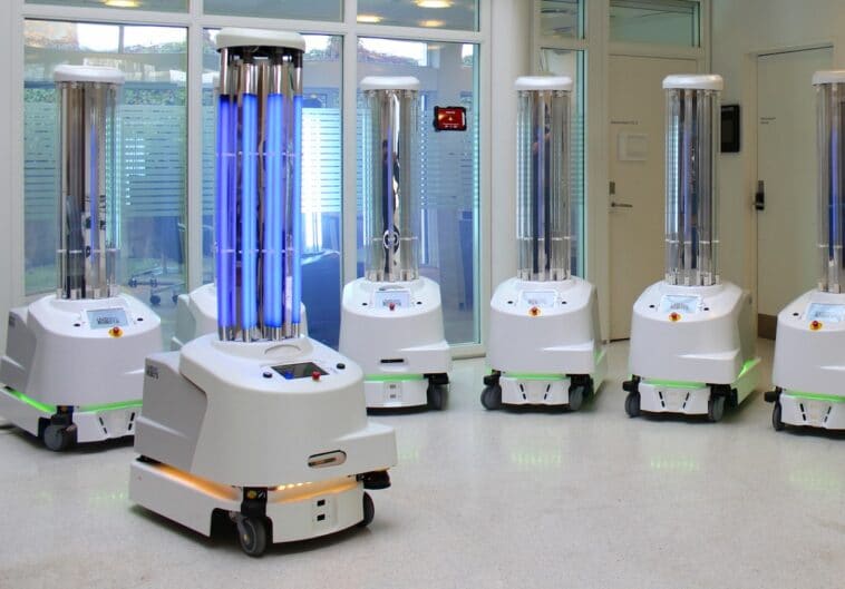 robots qui luttent contre le coronavirus dans les hôpitaux