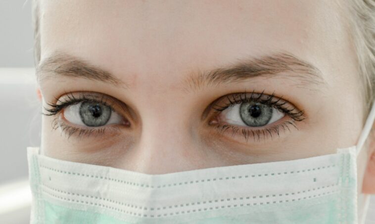 femme portant un masque chirurgical pour se protéger du coronavirus