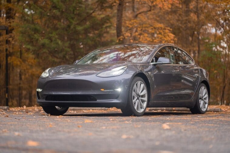 Tesla sur la route en automne