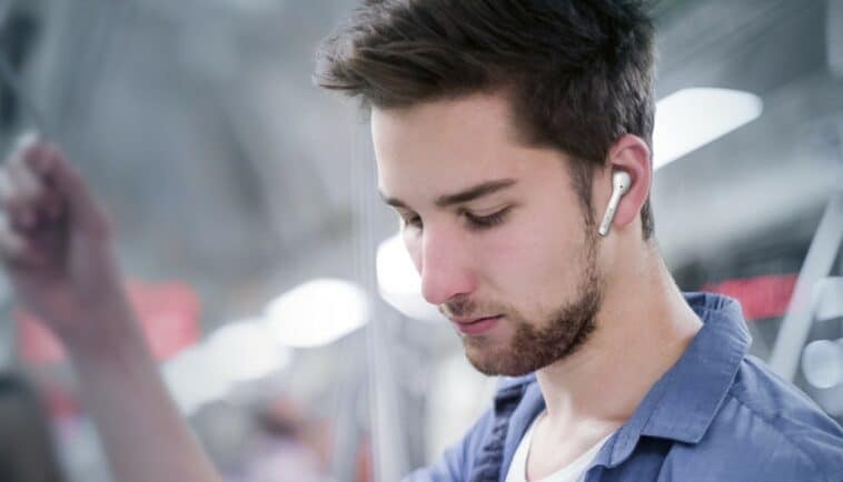 honor magic earbuds écouteurs sans fil portés par un utilisateur