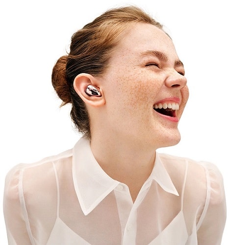 jeune femme portant les écouteurs sans fil samsung galaxy buds live