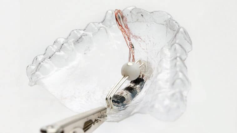tong appareil dentaire pour contrôler un ordinateur avec la langue