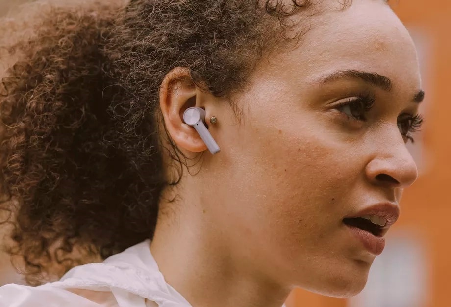 personne portant les écouteurs sans fil oneplus buds z