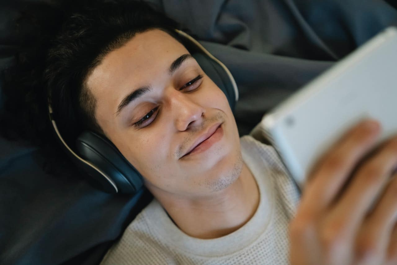 Un homme avec un casque Bluetooth