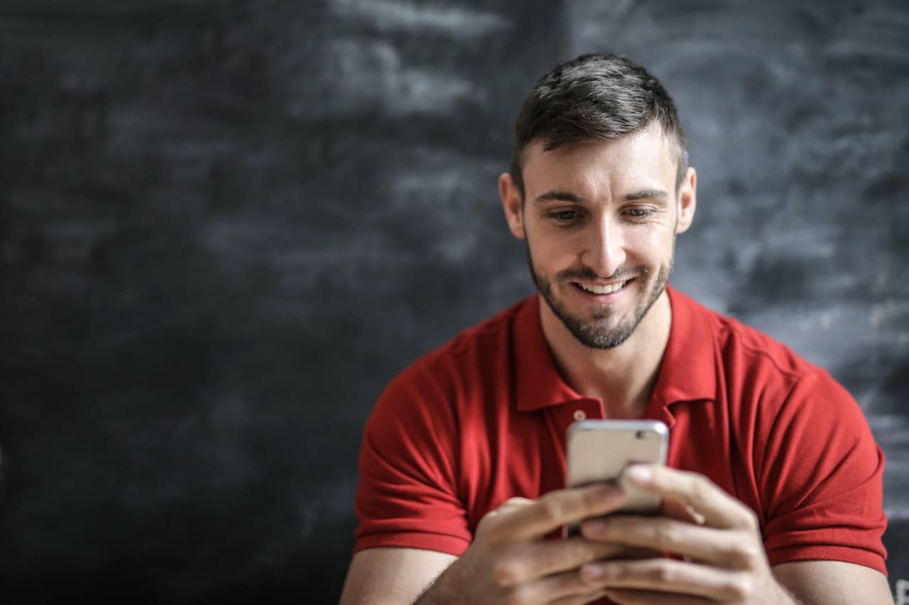 Jeux Facebook - un homme tenant un smartphone à la main