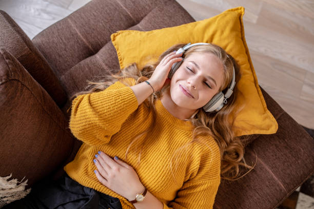 femme avec nouveau casque de Sonos sur canapé