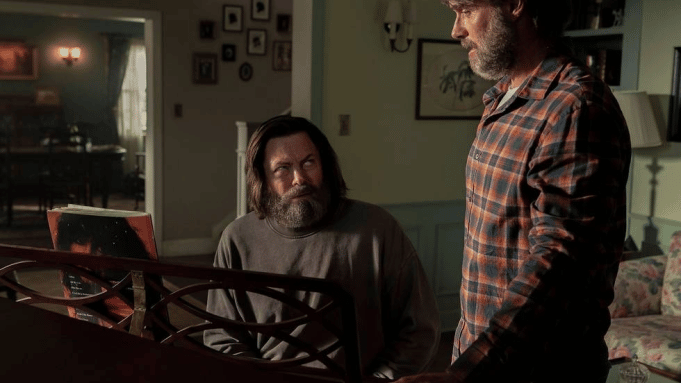 Nick Offerman et Murray Bartlett dans la série The Last of Us