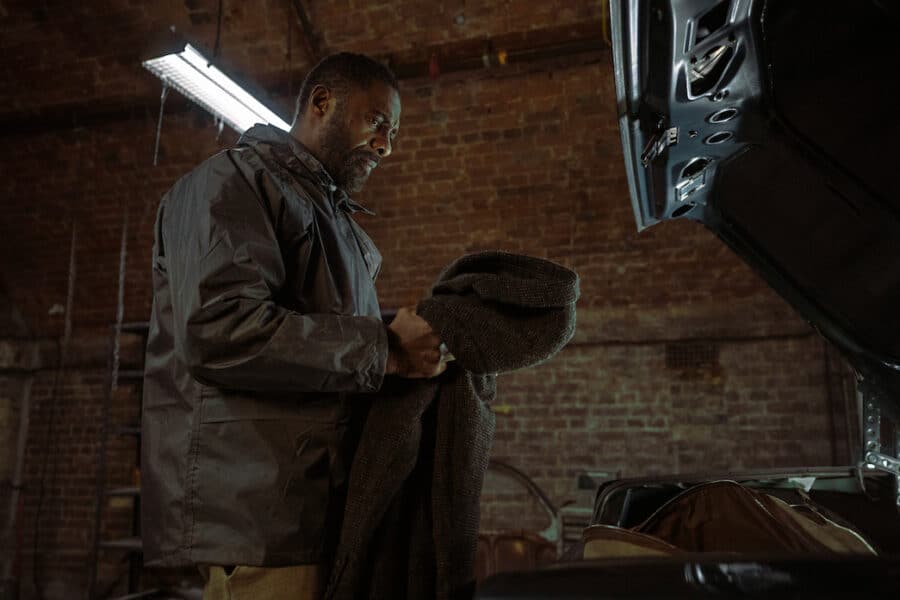 John Luther (Idris Elba) à la fin de Luther: Soleil déchu