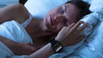 femme portant une montre connectée avec suivi de la qualité du sommeil test