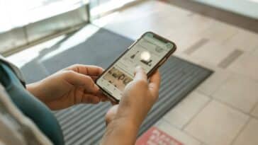 Un homme avec un iphone à la main