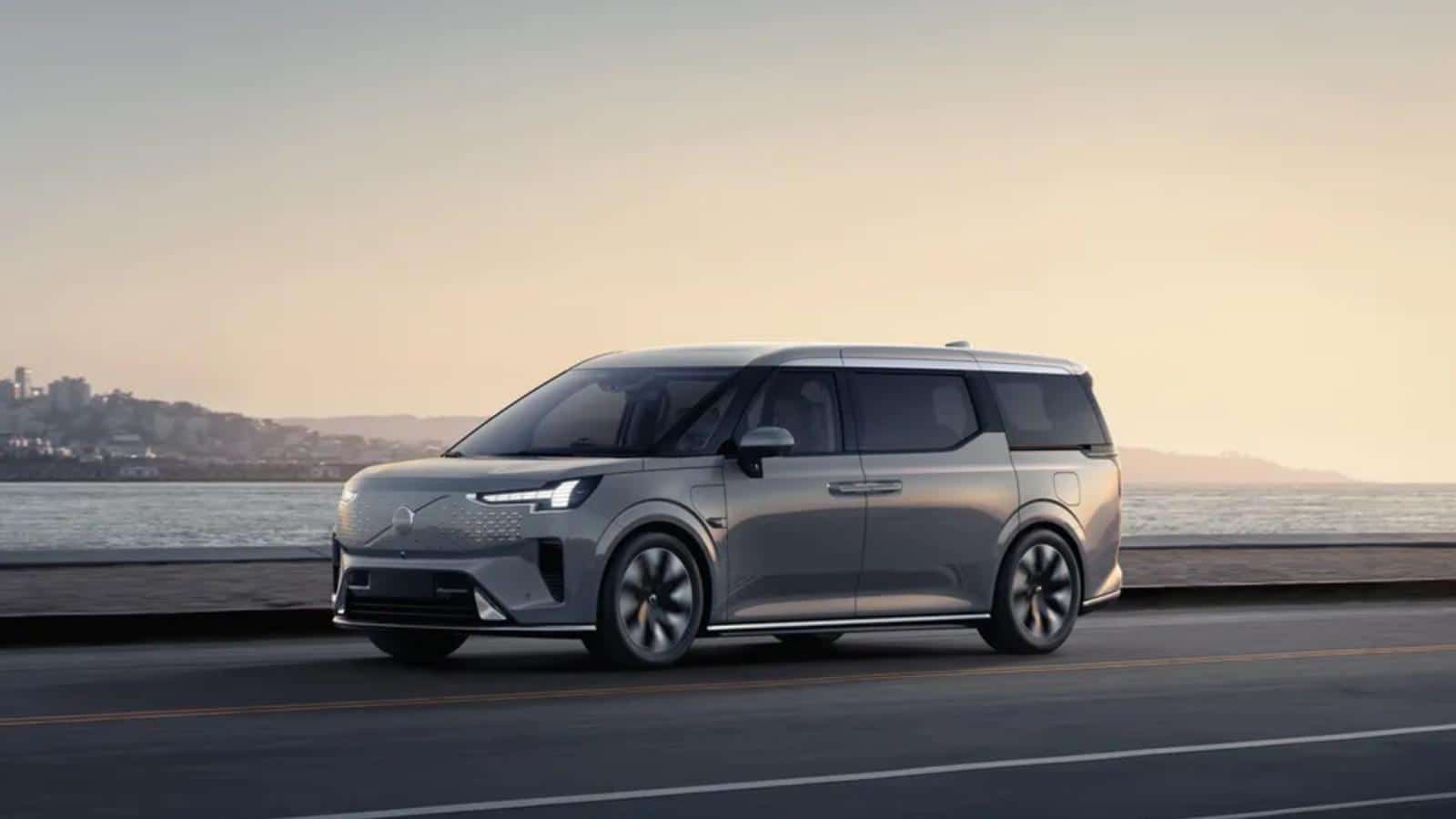 monospace Volvo EM90