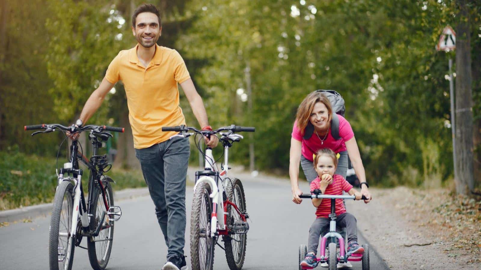 Велосемья. Семья на велосипедах. Семейный велосипед. Семейная фотосессия на велосипедах. Дети с велосипедом.