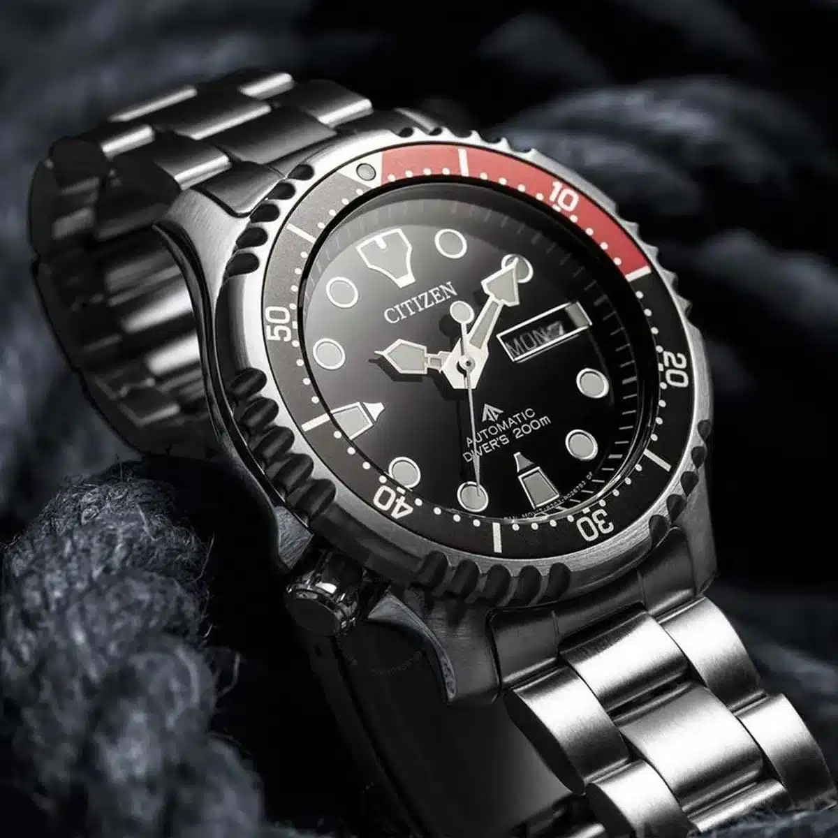 Optez pour le confort et la durabilité avec la montre analogique Citizen NY0085-86EE